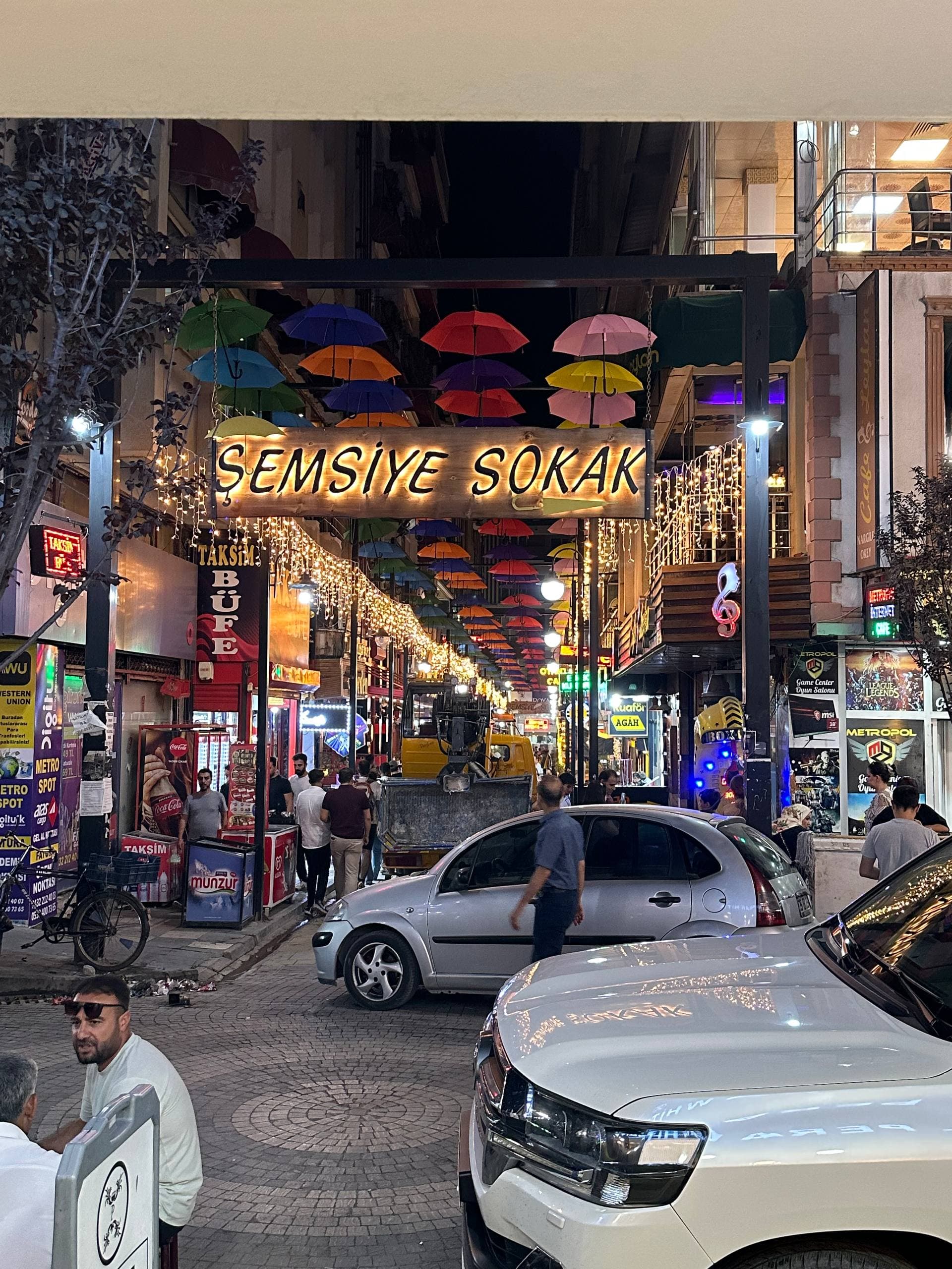 Otelin yakınında, renkli şemsiyelerle süslü ünlü Şemsiye Sokak