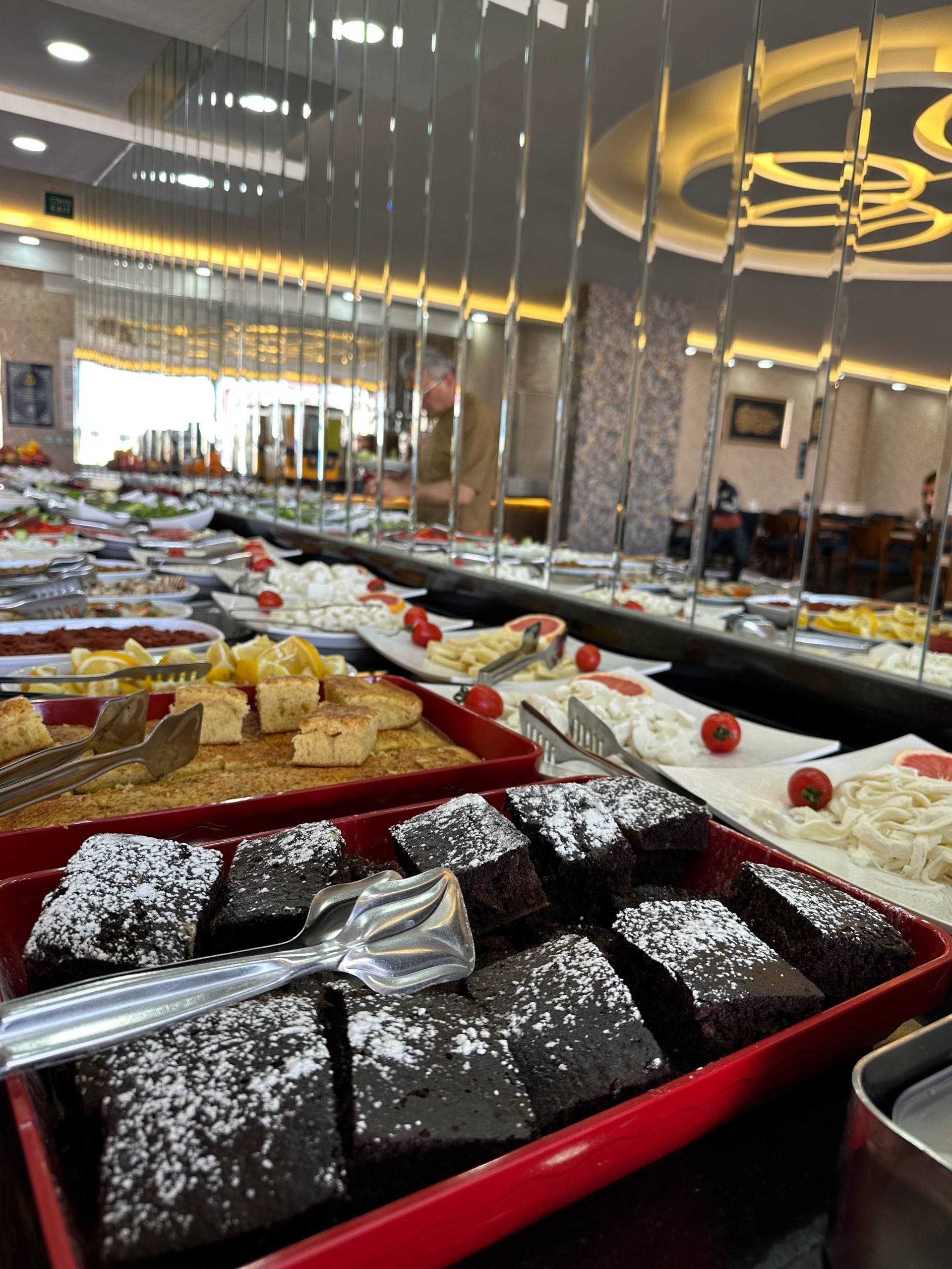 Pudra şekeri serpilmiş brownie kareleri ve tatlı tepsileri