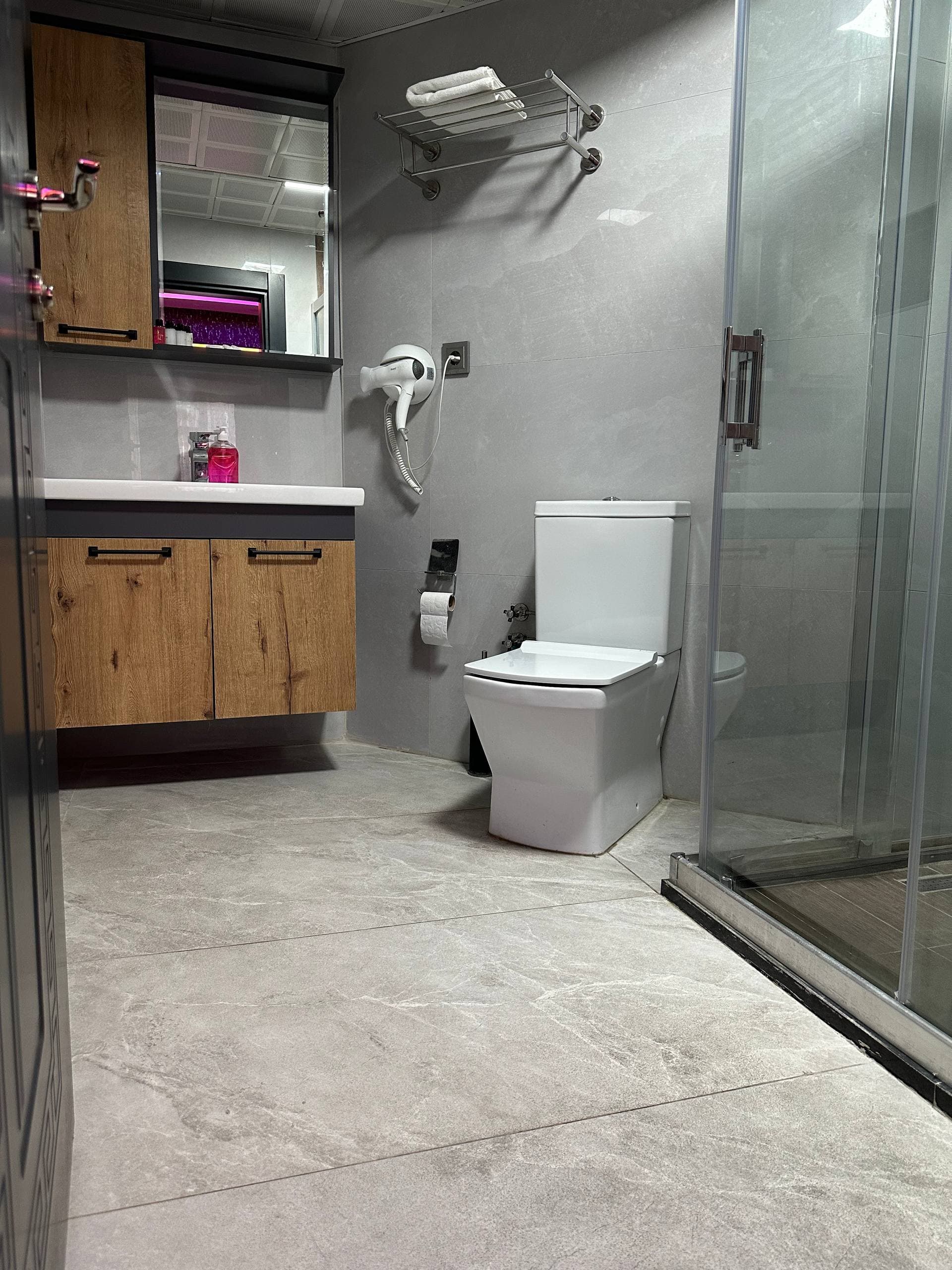 Süslü tavan armatürü ve mermer zeminli geniş yemek salonu