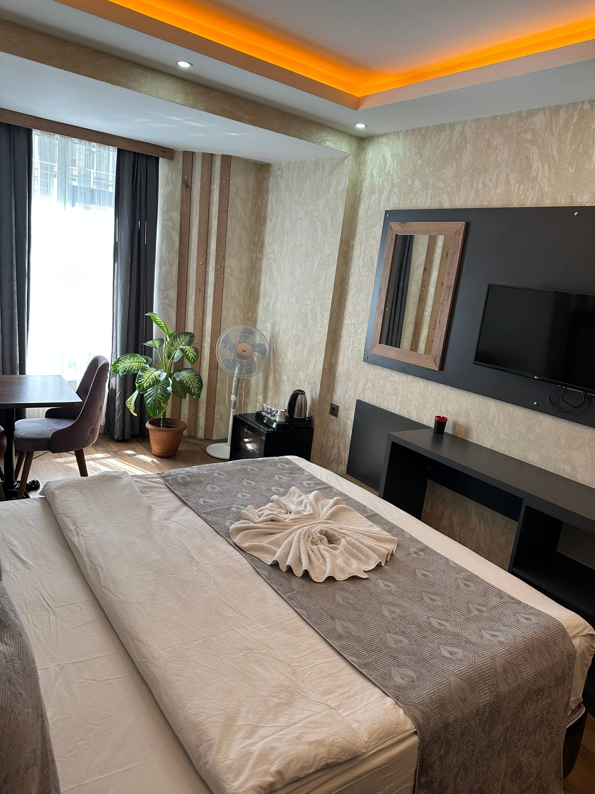 Duvara monte LED televizyon, ahşap zemin ve gizli tavan ışığı