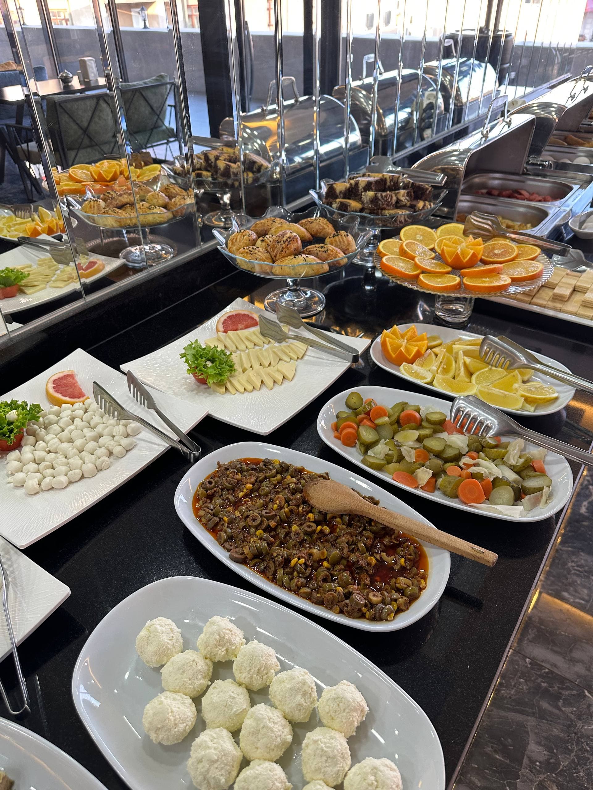 Modern banyo: ahşap dolaplı lavabo, duş kabini ve açık gri zemin